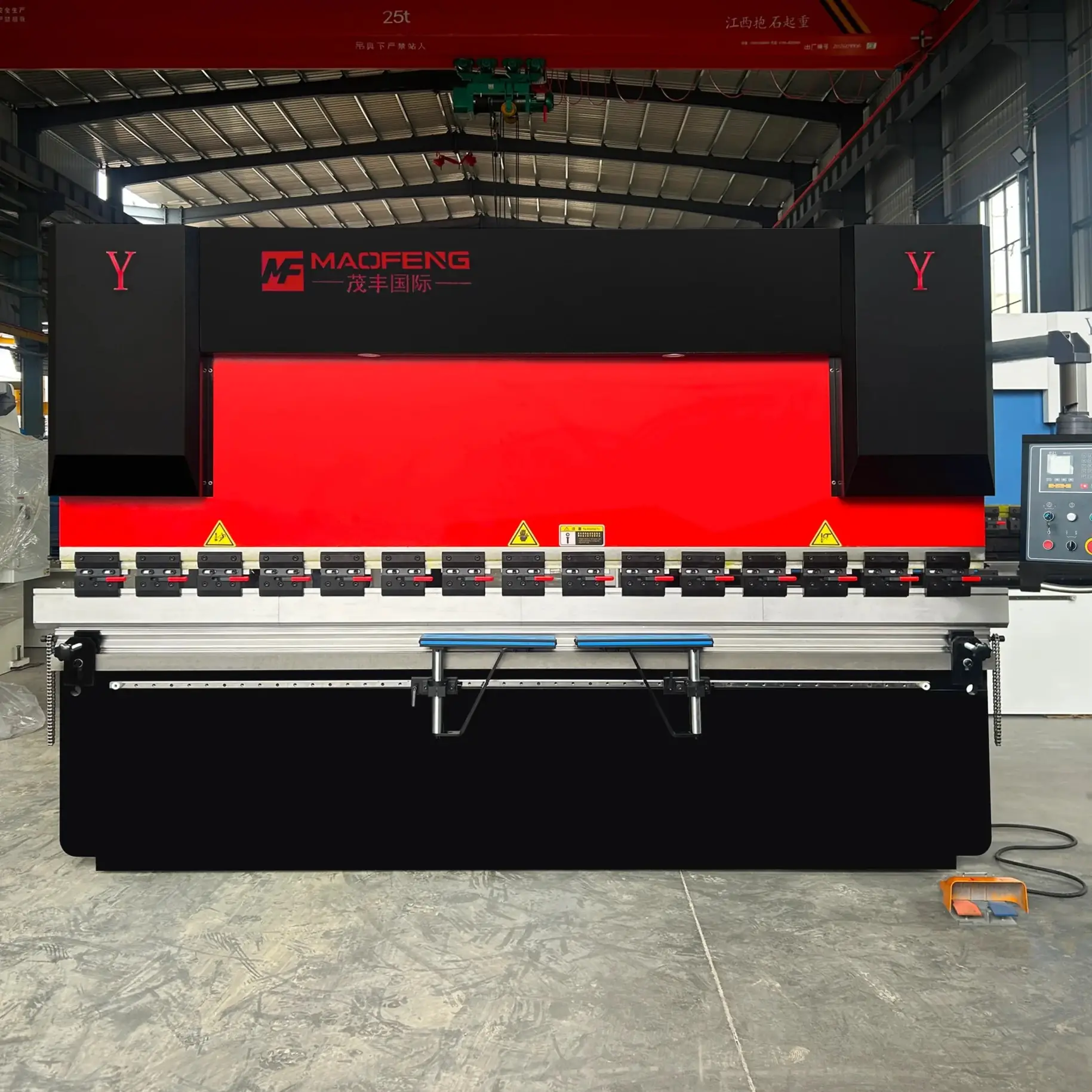 TW125T-3200-E21 CNC press brake unit in the supplier workshop